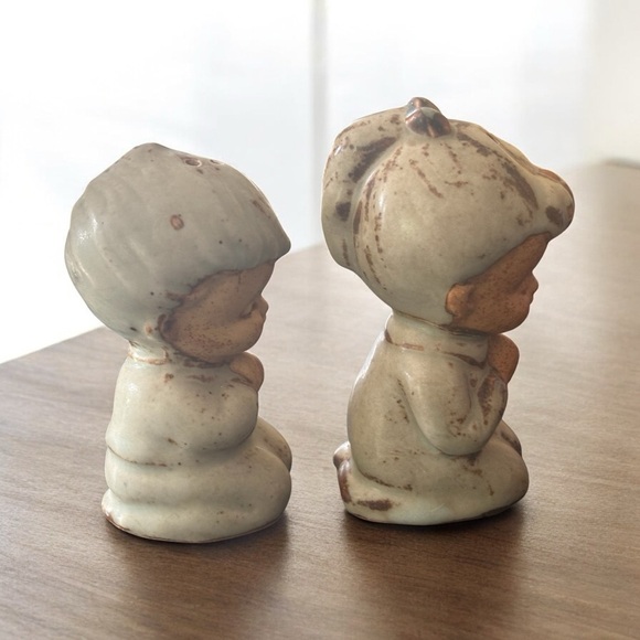 Vintage Praying Boy & Girl Salt and Pepper Shakers – Mid-Century Ceramic - Picture 5 of 8